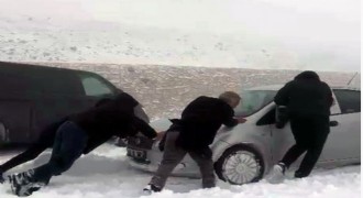  Palandöken geçidinde ulaşıma kar engeli